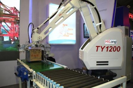 首屆成都國際機器人及智能裝備產業博覽會上的工業機器人